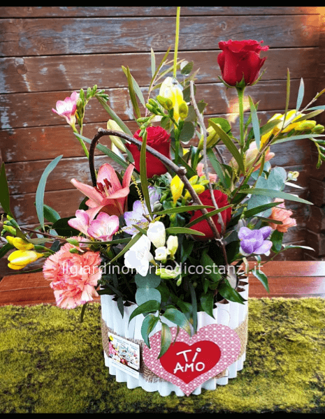 composizione in flowers box stilografate da noi con fiori freschi » Fiori a  Pavullo e Serramazzoni, acquisto online, invio e consegna a domicilio di  fiori e piante a Serramazzoni, Pavullo e dintorni.